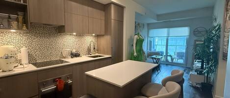 Mikrobølgeovn, ovn, kokeplater og oppvaskmaskin