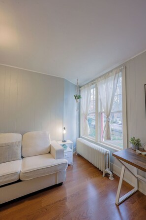 Smart TV, books - Historic 2-Bed Charm in the Heart of Central Moscow (Moscow)