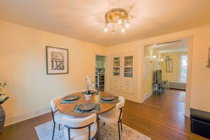 Dining - Historic 2-Bed Charm in the Heart of Central Moscow (Moscow)
