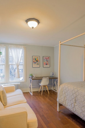 2 bedrooms, desk, iron/ironing board, free WiFi - Historic 2-Bed Charm in the Heart of Central Moscow (Moscow)