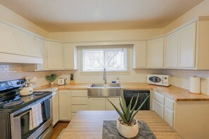 Fridge, microwave, oven, stovetop - Historic 2-Bed Charm in the Heart of Central Moscow (Moscow)