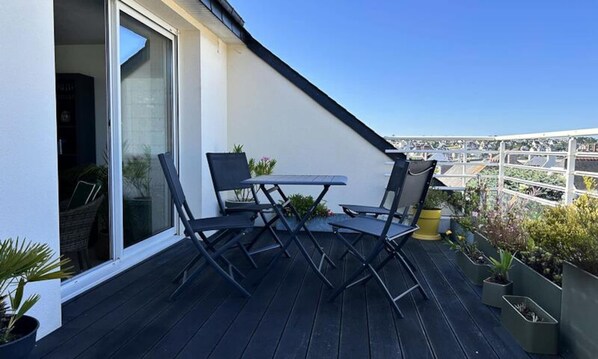 Outdoor dining - 520 - 2-bedroom Apartment a few Steps From Erquy Beach (Erquy)