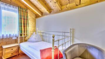 3 habitaciones, muebles diferentes y ropa de cama