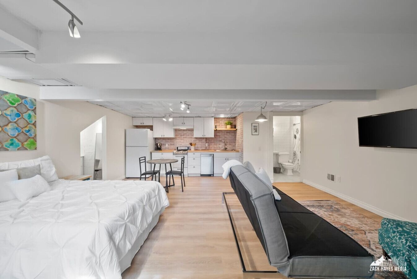 Desk, iron/ironing board, travel cot, WiFi