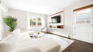 Living area - Upscale 3BR NY Home with Free Parking (White Plains)