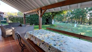 Outdoor dining - Gîte de Lescurade - ESCOURCE (ESCOURCE)