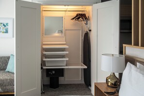 In-room safe, desk, blackout curtains, iron/ironing board - Towneplace Suites By Marriott Ridgecrest (Ridgecrest)