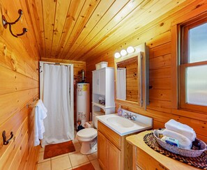 Hair dryer, towels, soap, shampoo - The Patio at McPartlins Resort (Phelps)