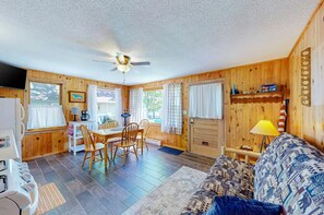 TV, books - The Patio at McPartlins Resort (Phelps)