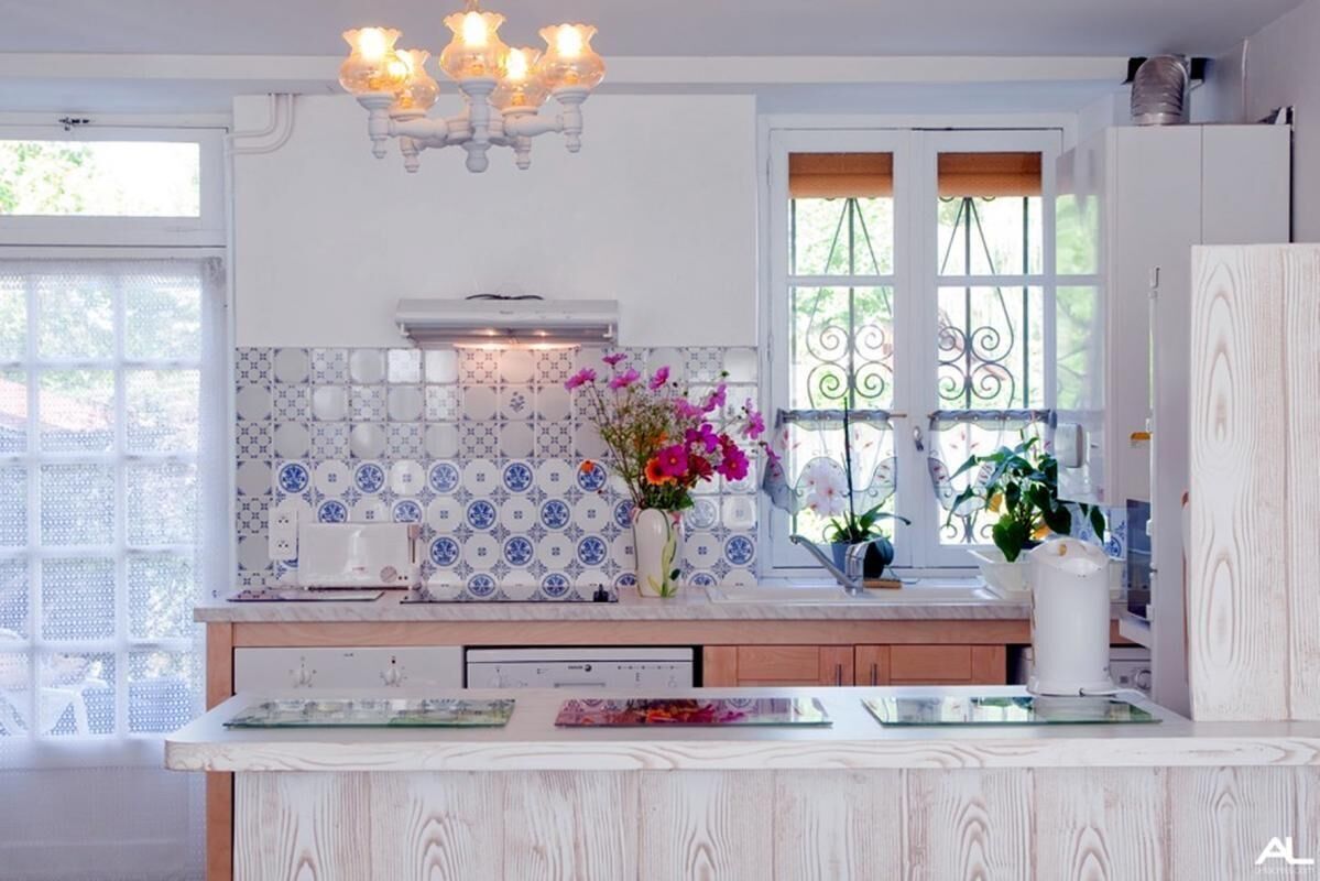 Een microgolfoven, een vaatwasser