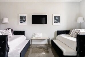 Tabla de planchar con plancha, wifi y ropa de cama