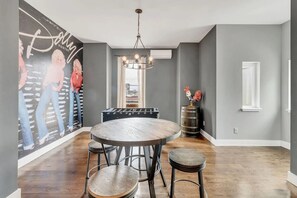 Games room - 12 Min to Broadway - Sleeps 10 - Rooftop + Parking (Nashville)