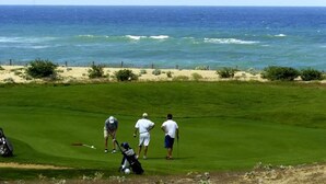Ein Golfplatz mit Blick auf den Ozean.