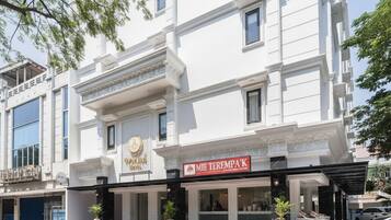 Vista frontal de la propiedad