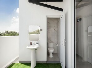 Standard Single Room | Shared bathroom - Wyneth Hotel Airport (Tangerang)