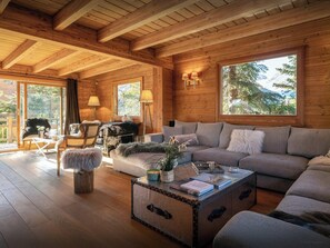 Fernseher, Kamin, Videospiele, DVD-Player