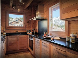 Four, plaque de cuisson, cafetière/bouilloire, grille-pain