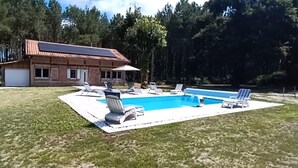 A house with a swimming pool, surrounded by a lawn and trees. - La résinière - MAGESCQ - Gîte (MAGESCQ)