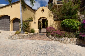Exterior detail - Spacious 3 Bedrooms with Private Pool in Cabo’s Pedregal (Cabo San Lucas)