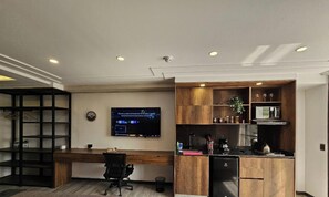 豪華套房, 2 張標準雙人床, 私人浴室 | 客房內保險箱、書桌、筆電工作空間、遮光布/窗簾