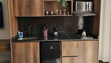 Luxury Suite | In-room safe, desk, laptop workspace, blackout drapes