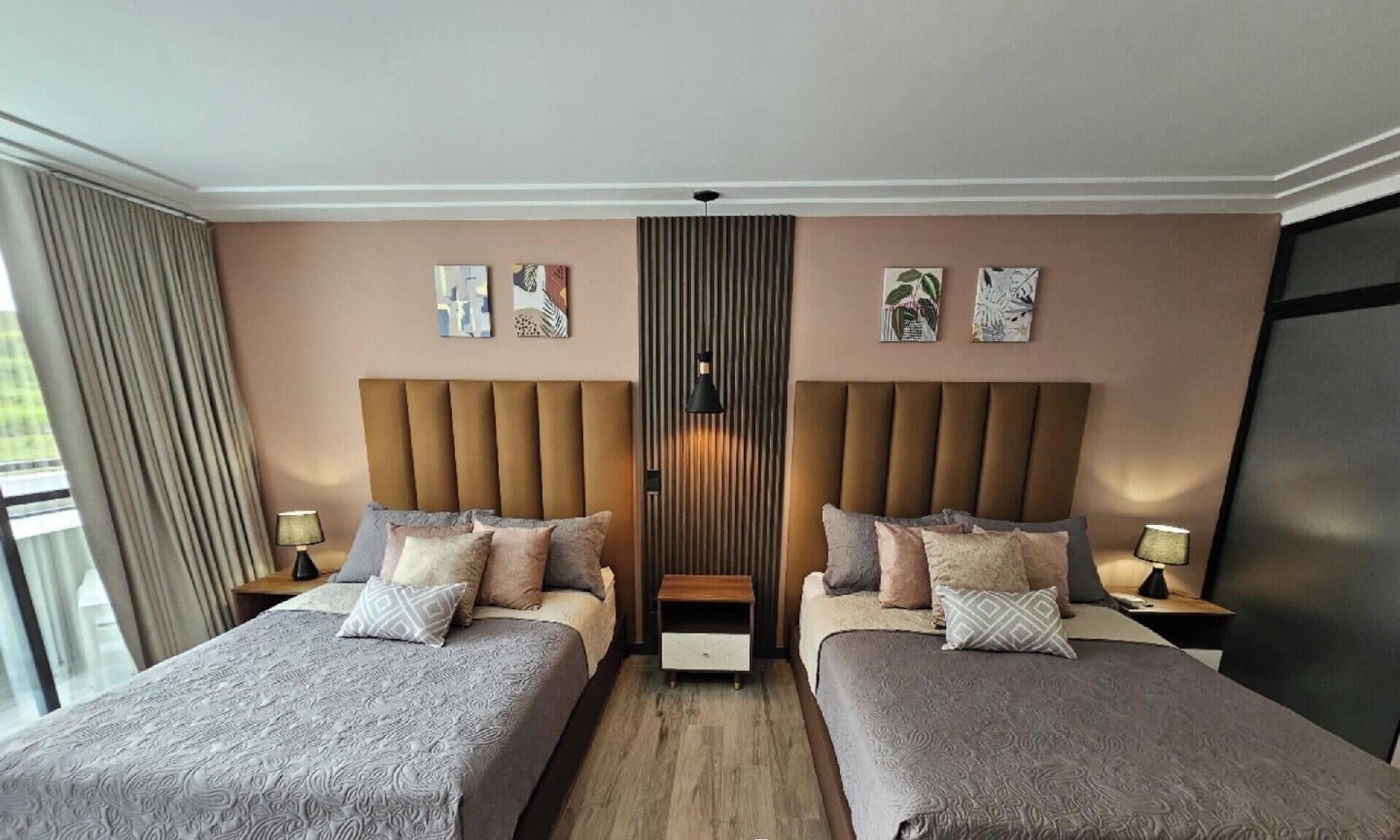 Deluxe suite, 2 tweepersoonsbedden, privébadkamer | Een kluis op de kamer, een bureau, een laptopwerkplek