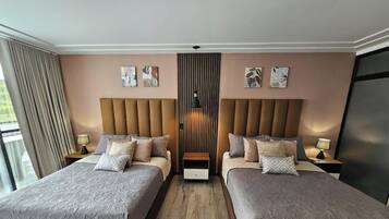 Deluxe suite, 2 tweepersoonsbedden, privébadkamer | Een kluis op de kamer, een bureau, een laptopwerkplek