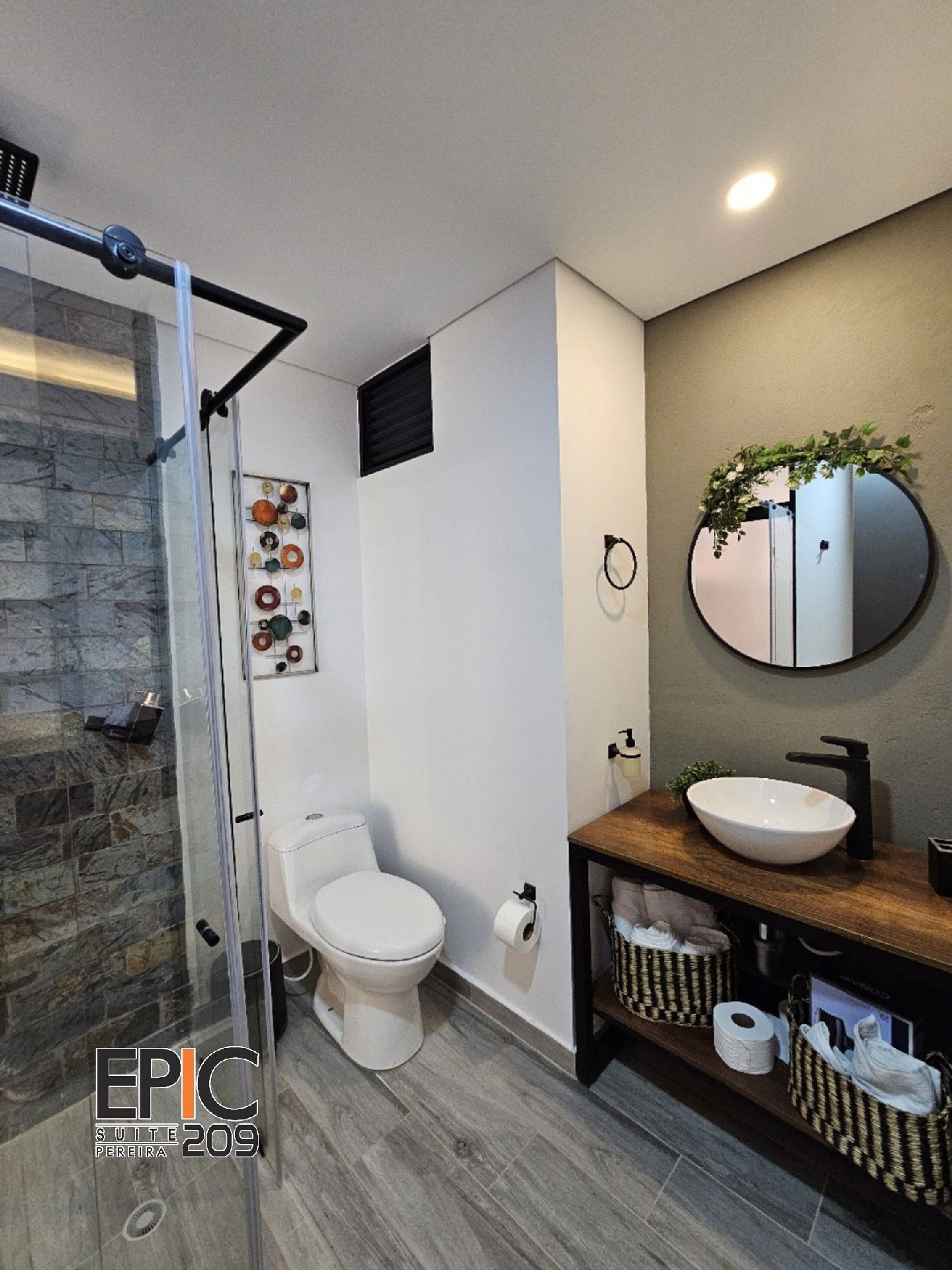 奢华套房 | 浴室 | 淋浴设施、吹风机、毛巾、肥皂