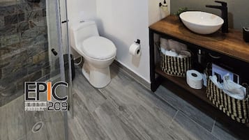 奢华套房 | 浴室 | 淋浴设施、吹风机、毛巾、肥皂