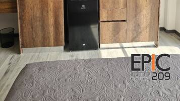 Luxury Suite | In-room safe, desk, laptop workspace, blackout drapes