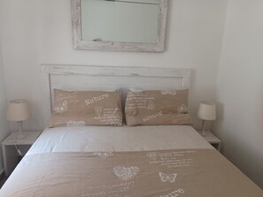 1 slaapkamer, een strijkplank/strijkijzer, gratis wifi, beddengoed
