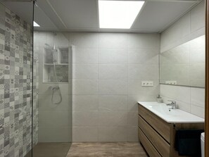Comfort-Apartment, 2 Schlafzimmer | Badezimmer | Duschwanne