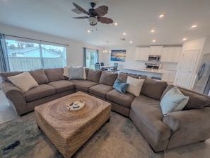 Smart TV, ping pong - Spacious Designer Home in Port Charlotte; Perfect for Families and Groups! (Port Charlotte)