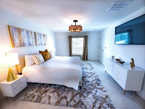 4 bedrooms, iron/ironing board, travel cot, free WiFi - Spacious Designer Home in Port Charlotte; Perfect for Families and Groups! (Port Charlotte)