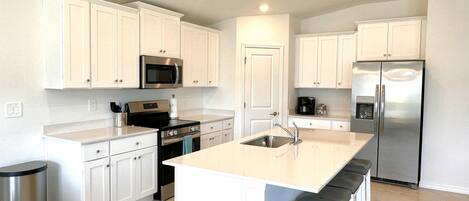 冷蔵庫、電子レンジ、オーブン、コンロ