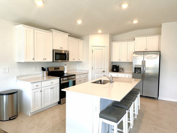 Fridge, microwave, oven, stovetop - Spacious Designer Home in Port Charlotte; Perfect for Families and Groups! (Port Charlotte)