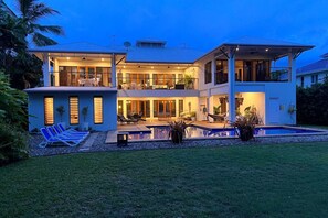 Pool - Absolute Beachfront Family Retreat with Heated Pool Sleeps 16 (Kewarra Beach)