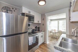 Microondas, horno, parrilla de estufa y lavavajillas