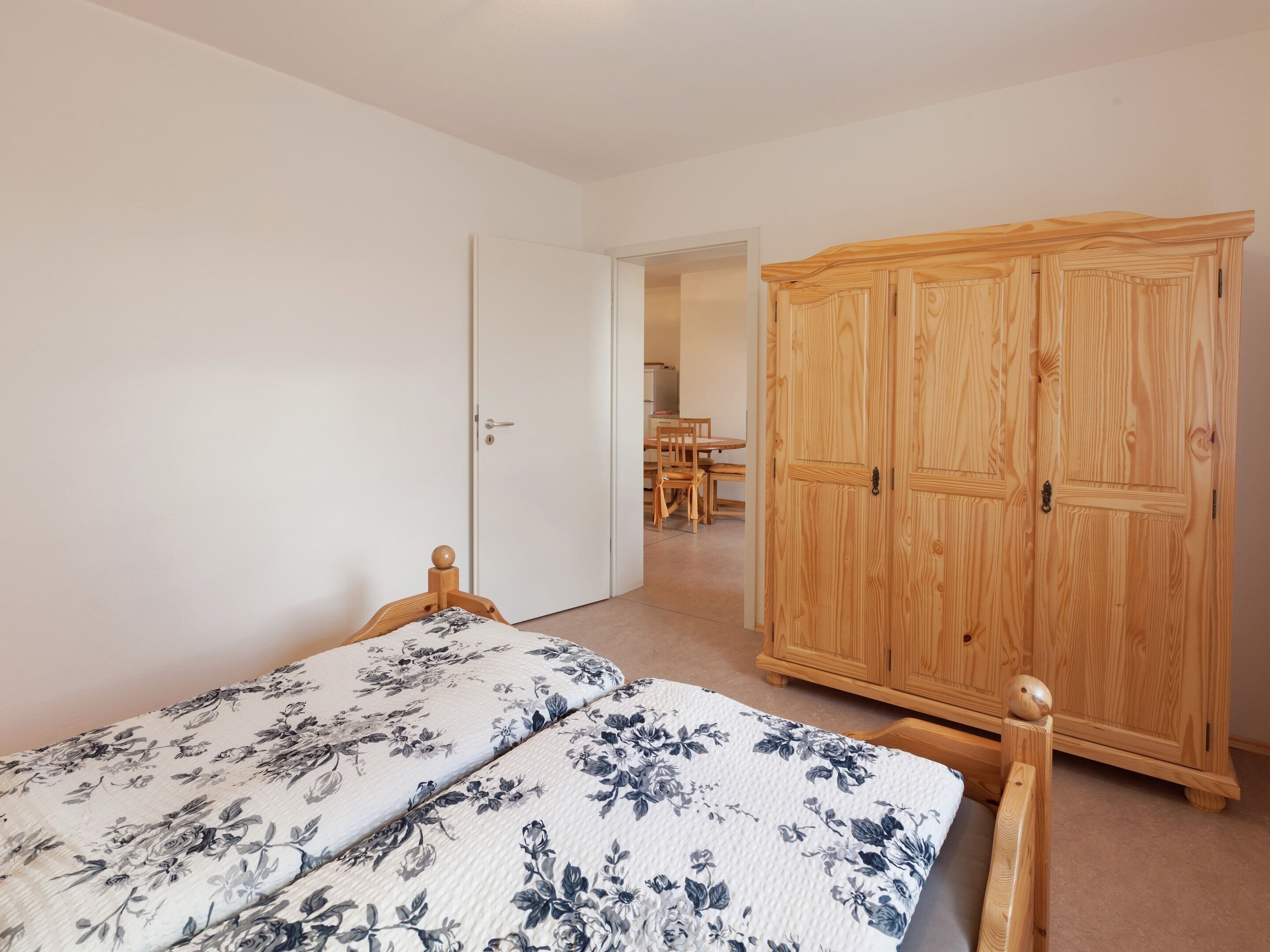 6 bedrooms, individually furnished, bed sheets
