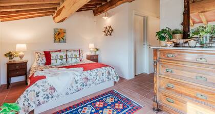 Farmhouse in Lucca With Scenic Views