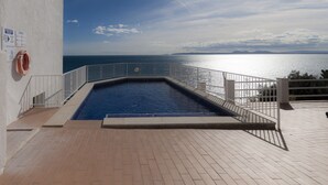 Apartment | Pool - 2 Bedroom Apartment in Roses With sea View (Roses)