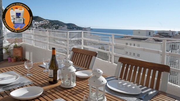 Apartment | Outdoor dining - 2 Bedroom Apartment in Roses With sea View (Roses)