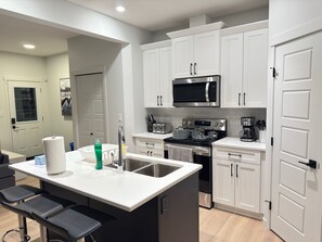 Réfrigérateur, four à micro-ondes, un four, surface de cuisson