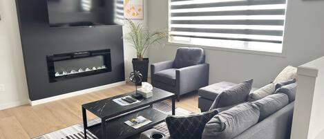 Una Smart TV, una chimenea