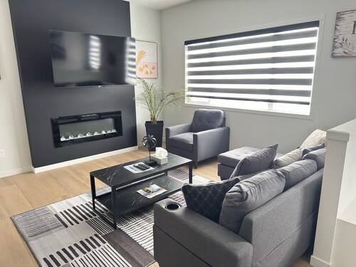 Luxurious #2 | 4 Bedrooms| Main Floor of House| Families| Groups| Individuals|