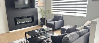 Luxurious #2 | 4 Bedrooms| Main Floor of House| Families| Groups| Individuals|