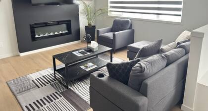 Luxurious #2 | 4 Bedrooms| Main Floor of House| Families| Groups| Individuals|