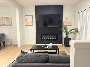 Smart-tv och eldstad