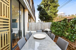 Apartment | Balcony - 1-bed Unit With Alfresco Dining and BBQ (Sydney)