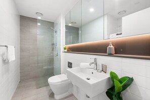 Apartment | Bathroom - 1-bed Unit With Alfresco Dining and BBQ (Sydney)